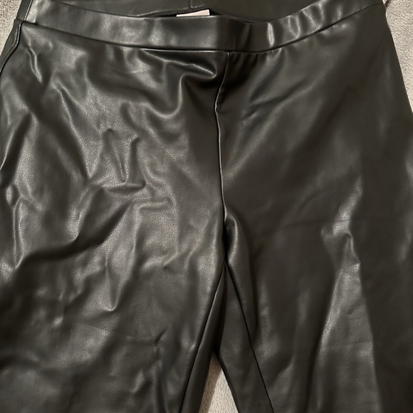 Chico’s black faux No Pocket leather pants vegan - Picture 2 of 4